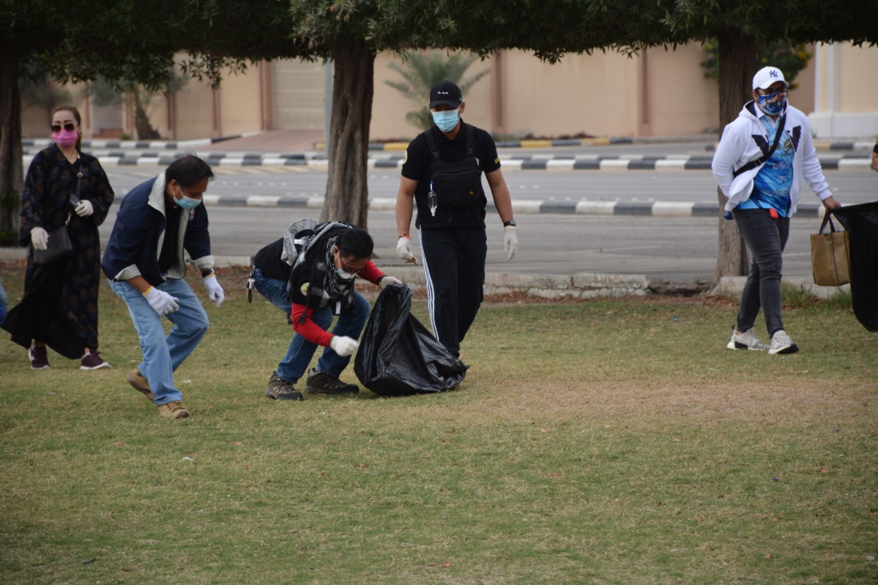 بلدية القطيف: 300 متطوع ومتطوعة من الجالية الفلبينية يشاركون في تنظيف جانب من الواجهة البحرية بالقطيف