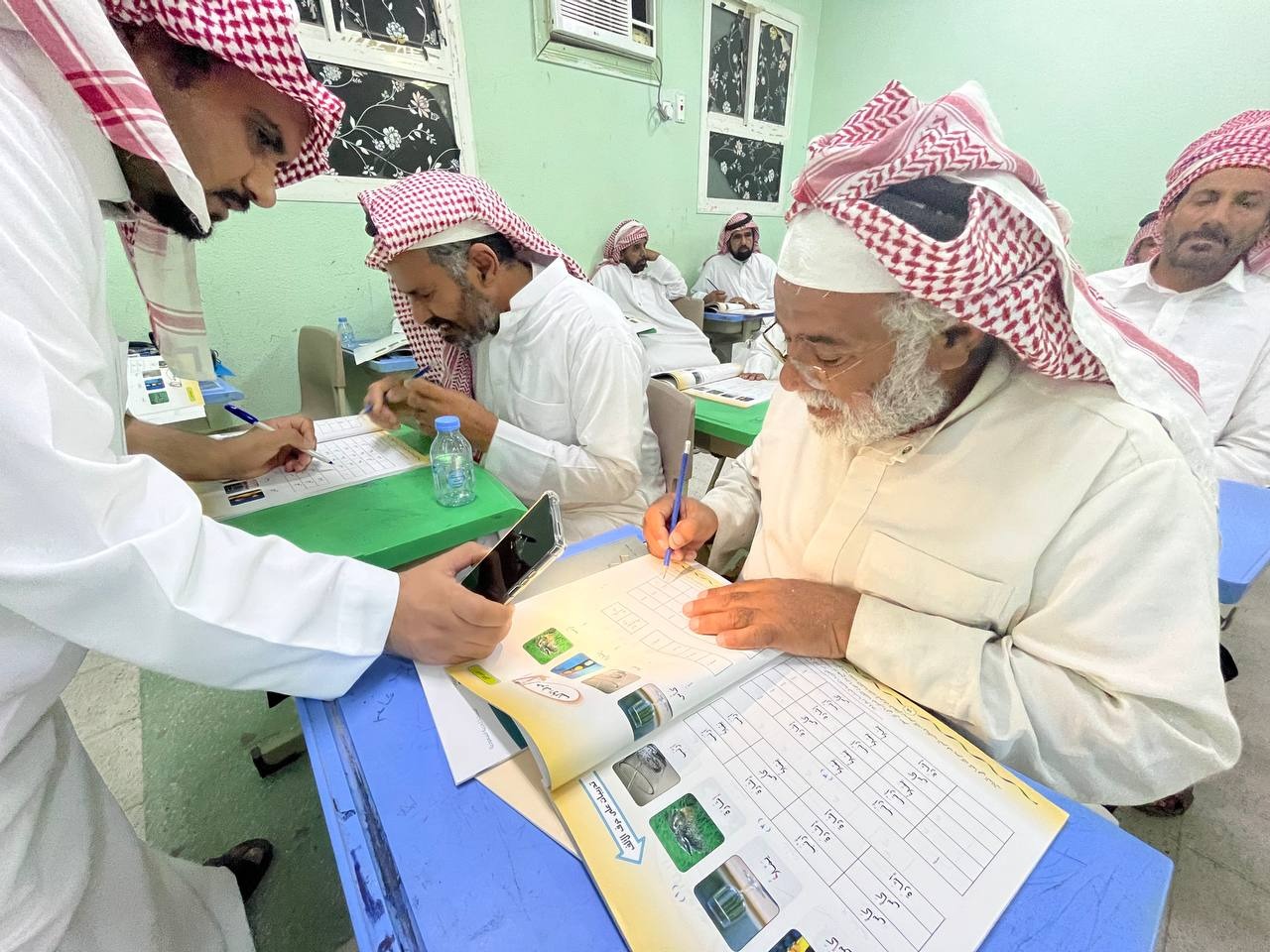 خدمات تعليمية وتثقيفية ل ٦٠٠  دارس ودارسة في فصول محو الأمية بمحافظة العديد.  