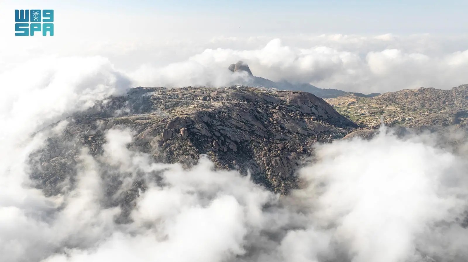  الضباب والغيوم يعانقان جبلي شدا الأعلى والأسفل