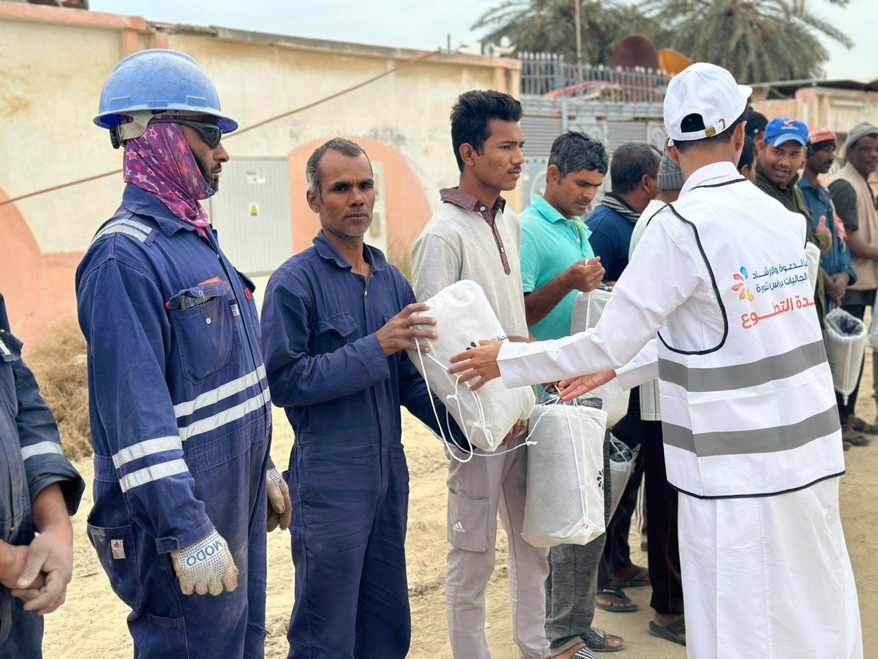 جمعية الدعوة والإرشاد وتوعية الجاليات بمحافظة رأس تنورة، تنفذ مشروع الحقيبة الشتوية لعام ١٤٤٥هـ 