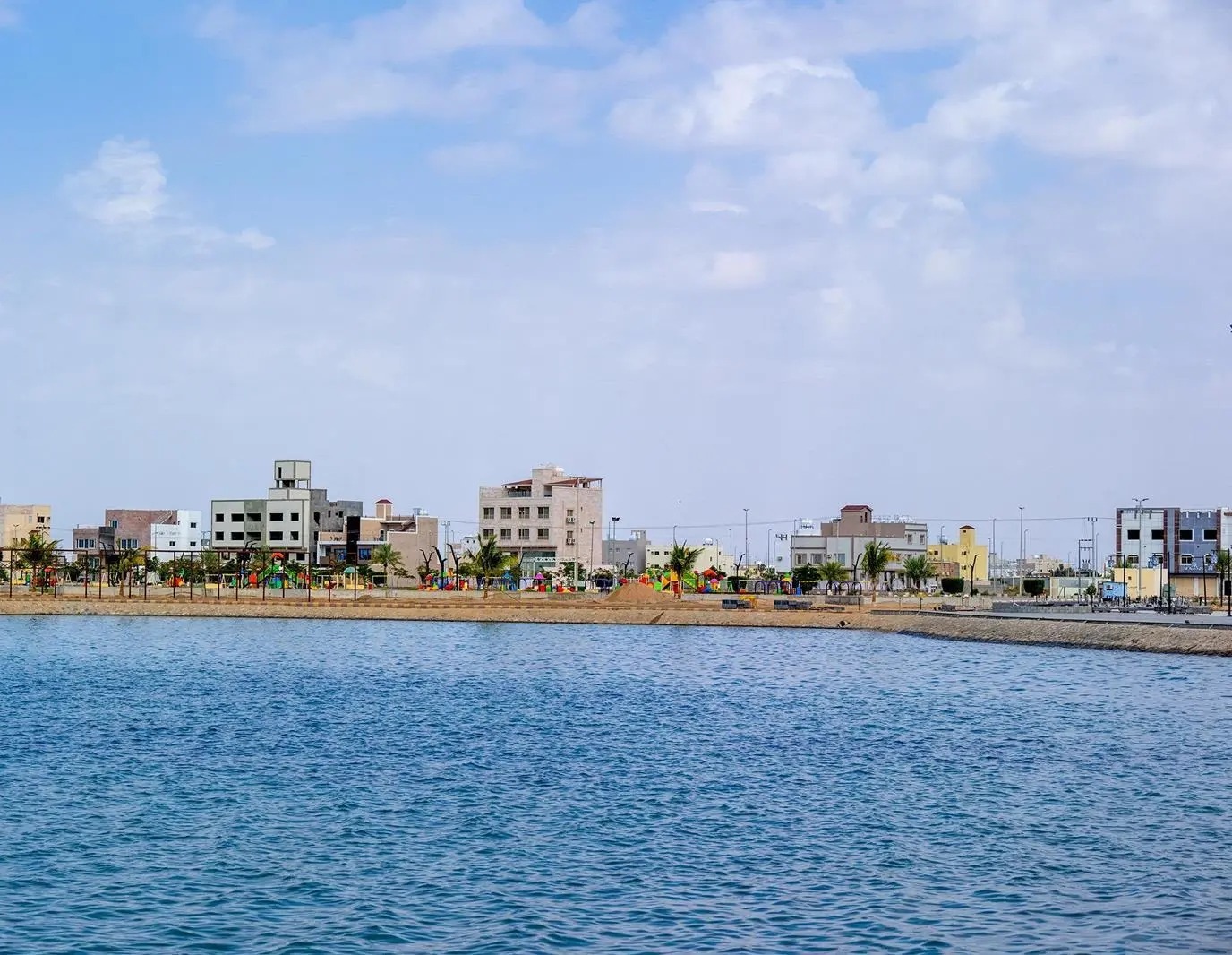 الرايس.. شواطئ بكر ومقومات سياحية تجذب عشاق المغامرات البحرية