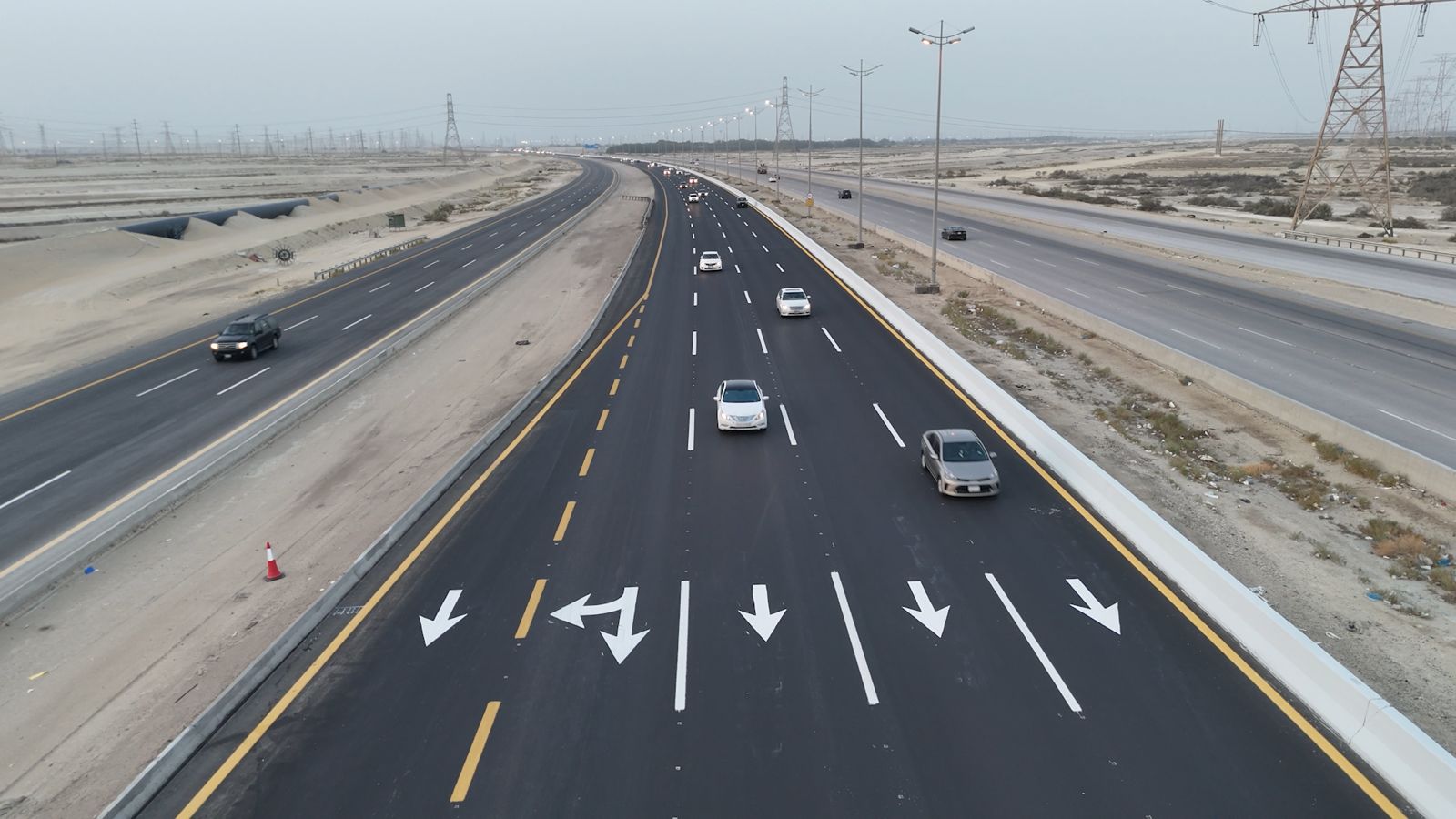 أمانة الشرقية تنتهي من أعمال صيانة ورفع كفاءة طريق الظهران الجبيل من جسر الأوجام الى رأس تنورة بطول 28 كم*