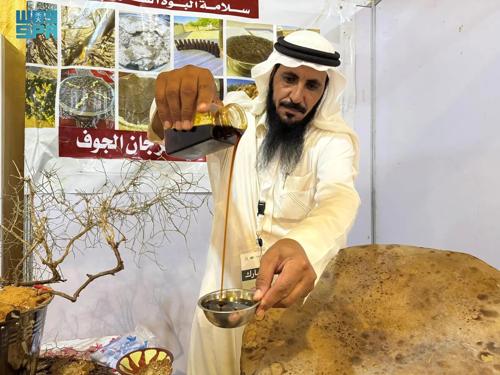  الأرطى وعصير العسل.. صناعة منزلية تعتمد على مكونات الطبيعة بالجوف