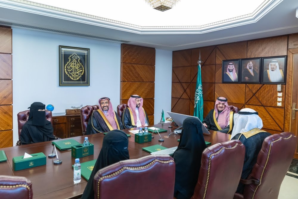 أمير المنطقة الشرقية يطلع على مبادرة 