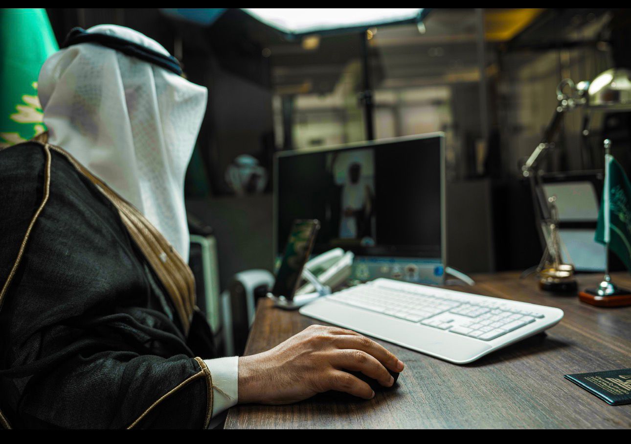 تضاعف أعداد المحامين في السعودية خلال عقد يبشر بنمو مهني يطرح تحديات الكفاءة والتنظيم